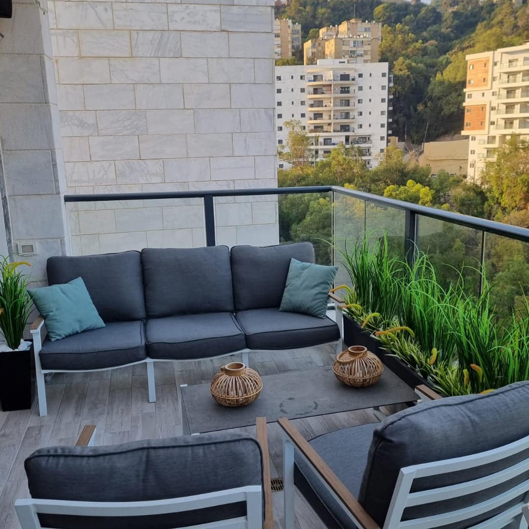 עיצוב מרפסת בצמחיה מלאכותית